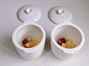 银耳+冰糖+红枣放入炖盅。