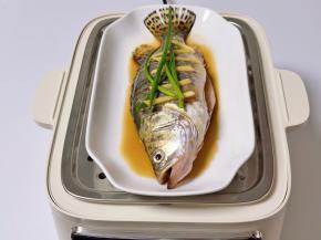下面再整条鱼，水箱+水，放接汁盘，再放上蒸鱼盘，选择海鲜功能，蒸15分钟。
