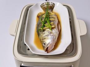 下面再整条鱼，水箱+水，放接汁盘，再放上蒸鱼盘，选择海鲜功能，蒸15分钟。