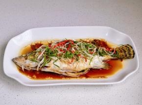 出锅倒掉汤汁，淋生抽，葱丝辣椒丝，淋上热油就好啦！