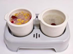 银耳羹一盅加了果干。