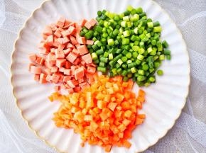 胡萝卜，火腿，大蒜切粒。