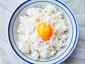 米饭加入一个鸡蛋黄，