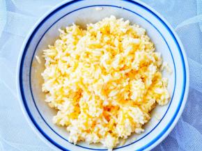 使每一粒饭米上都能均匀裏上蛋液。