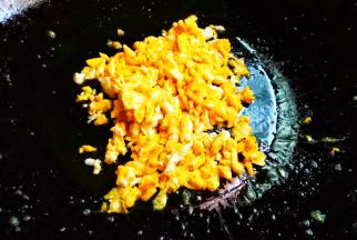 将另一个鸡蛋炒散，