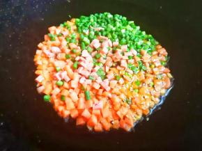 锅中热油，将所有时蔬和火腿丁放入，