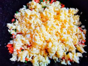 转小火倒入米饭，