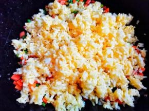 转小火倒入米饭，