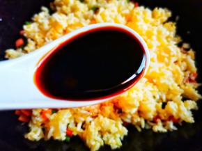 加入1勺生抽，一勺盐，