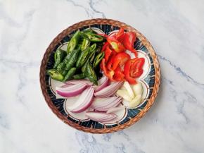 辣椒切滚刀块，洋葱切条，大蒜切开。