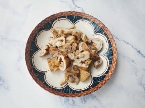 洗净的腊肥肠切条。