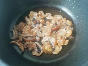 锅内热油将肥肠炒软盛出备用。