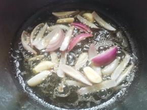 另起锅热油，下蒜片、洋葱爆香，