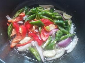 加辣椒炒熟。