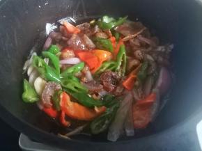 倒入肥肠翻炒均匀，