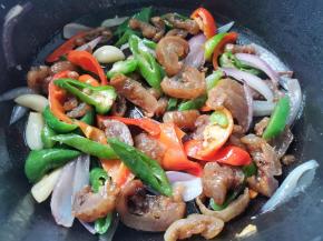 出锅前撒盐即可。