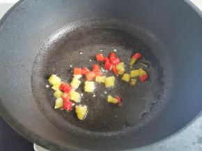 锅中热油，放入辣椒炒香，