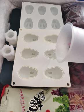 把小兔子模具清洗干净，用开水烫一下消毒，放在切水果的案板上，再放进冰柜，倒入凉开水！