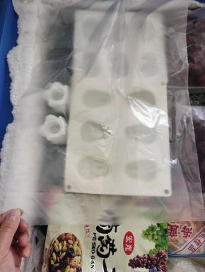 表面盖一层保鲜袋，以免盖冰柜盖子的时候接触到小兔子模具，保持冰块的干净卫生！