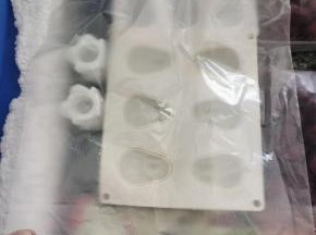 表面盖一层保鲜袋，以免盖冰柜盖子的时候接触到小兔子模具，保持冰块的干净卫生！