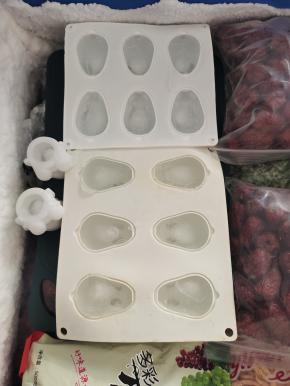 这是已经冷冻了一晚上的小兔子冰块，已经全部凝固了！