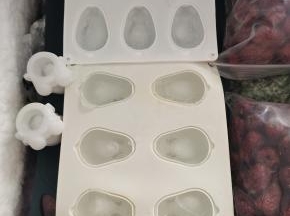 这是已经冷冻了一晚上的小兔子冰块，已经全部凝固了！