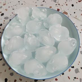 小兔子模具是硅胶材质，很容易脱模！轻轻往下一撕就可以轻松脱模了！脱模后装进保鲜袋，冷冻保存，随用随取！