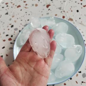 这是小兔子模具做的冰块，是不是很可爱啊！