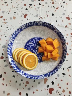 橙子用盐搓洗表面，清洗干净，切成片，芒果去皮去核切成块备用！