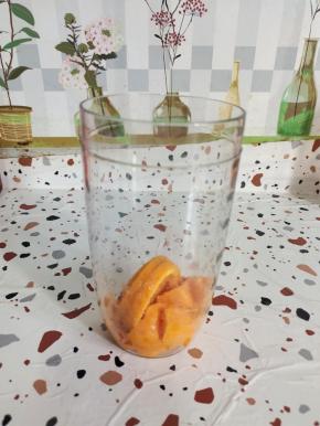 把橙子和芒果果肉放进雪克杯里！