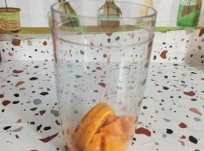 把橙子和芒果果肉放进雪克杯里！