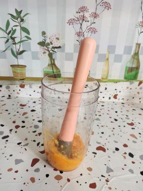 捣一捣，把橙子香味捶出来，芒果果肉也捣成泥状！