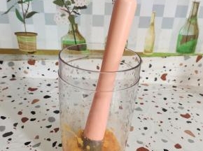 捣一捣，把橙子香味捶出来，芒果果肉也捣成泥状！