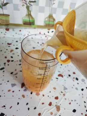 最后倒入茉莉花茶！