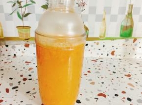 盖上雪克杯盖子，使劲儿摇匀！