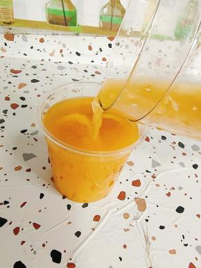 倒入冷饮杯中！