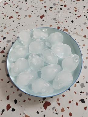 这个小兔子冰块是我提前一晚上用小兔子模具倒入凉开水放入冰柜冷冻了一晚上，脱模备用！