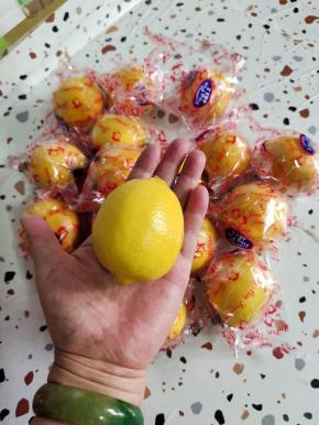 这个是我今天买的新鲜的柠檬，个头大小均匀，独立包装，一个柠檬可以制作三杯爆打柠檬茶哦！特别的划算。可以在家实现柠檬茶自由了！