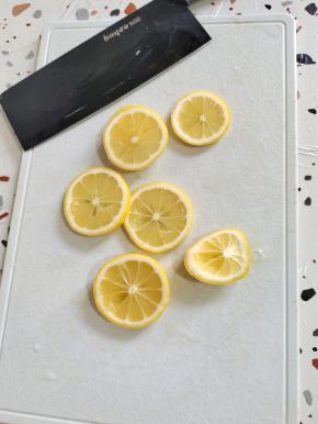 柠檬用盐搓洗表面，清洗干净，切成片，把核挑出来扔掉。要不然会发苦！
