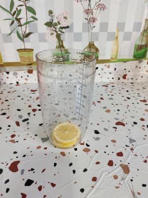 雪克杯中放入3片柠檬！