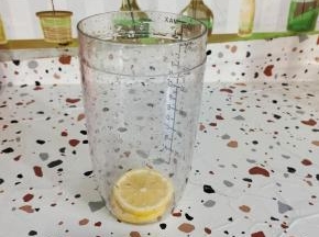 雪克杯中放入3片柠檬！