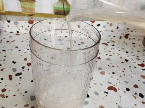 倒入30毫升果蜜！(这个果蜜是柠檬水好喝的关键不能少哦。如果家里确实没有果蜜也可以用蜂蜜来代替！)