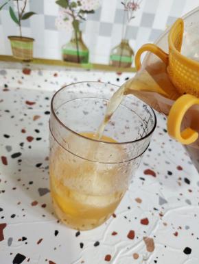 倒入400毫升的茉莉花茶！