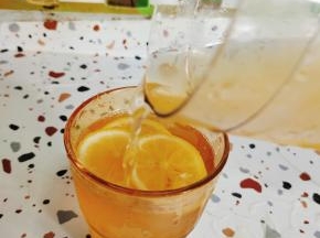 倒入杯中！