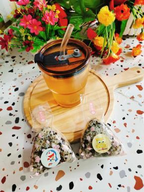 好久没有给孩子们做肉松三角饭团了，今天做了几个。搭配爆打柠檬茶，我和孩子们的下午茶时间到！