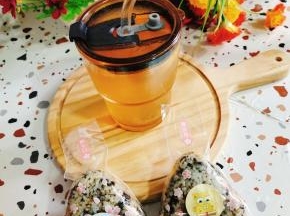 好久没有给孩子们做肉松三角饭团了，今天做了几个。搭配爆打柠檬茶，我和孩子们的下午茶时间到！
