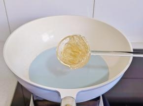 加泡软的吉利丁片。