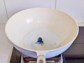 锅中+牛奶+蝶豆花。