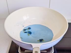 烧开，捞出蝶豆花。