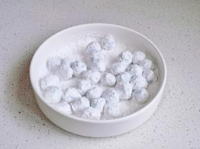 32克木薯粉揉成团，切小块搓成圆子。